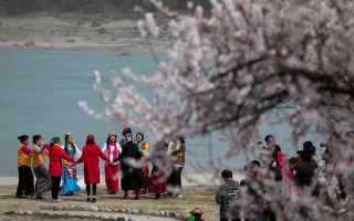 一家人跟团去西藏玩需要多少钱？西藏旅游报团费用大概是多少钱？